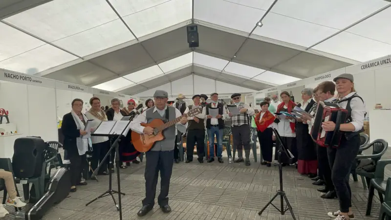 O grupo completo de fronte, co director e a guitarra no centro e o acordeón á dereita